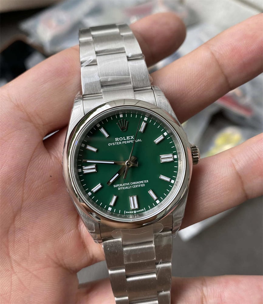 ساعة رولكس أويستر بيربيتشوال الخضراء الفاخرة (Rolex Oyster Perpetual Green Dial)