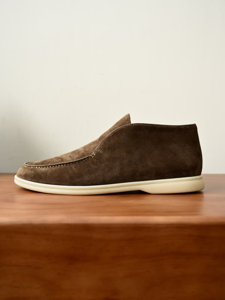 حذاء لورو بيانا الرجالي الشمواه الأيقوني (Loro Piana Open Walk Suede Shoes)