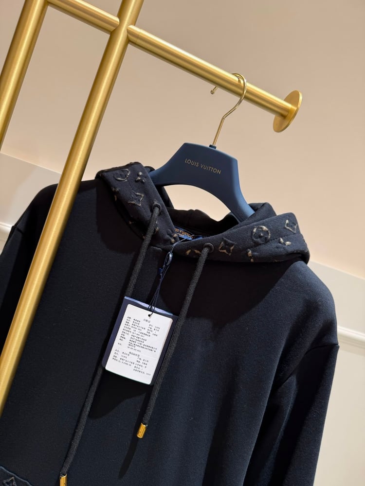 هودي "لويس فيتون" (Louis Vuitton) الرجالي الأسود بتطريز Monogram النافر وتفاصيل ذهبية