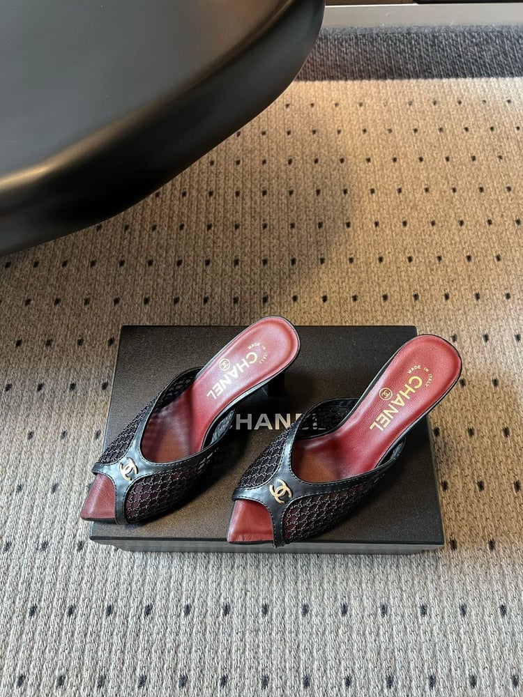 حذاء ميول كعب فاخر بنقشة الشبك الأيقونية من شانيل (Chanel) اسود