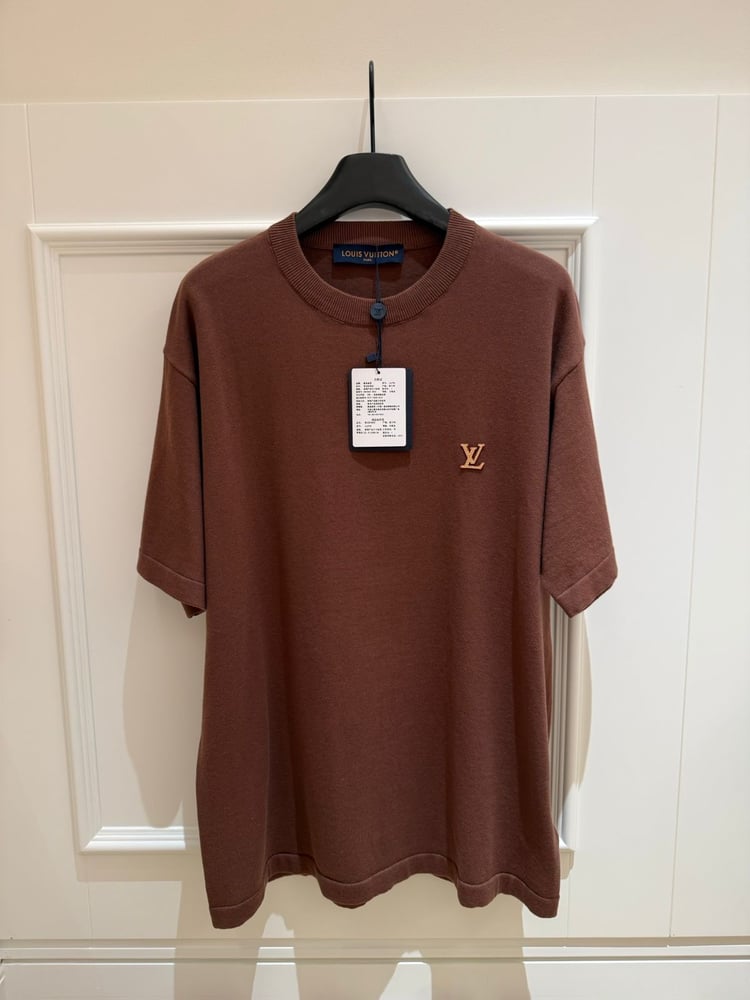 تيشيرت لويس فيتون نسيج محبوك بشعار LV معدني