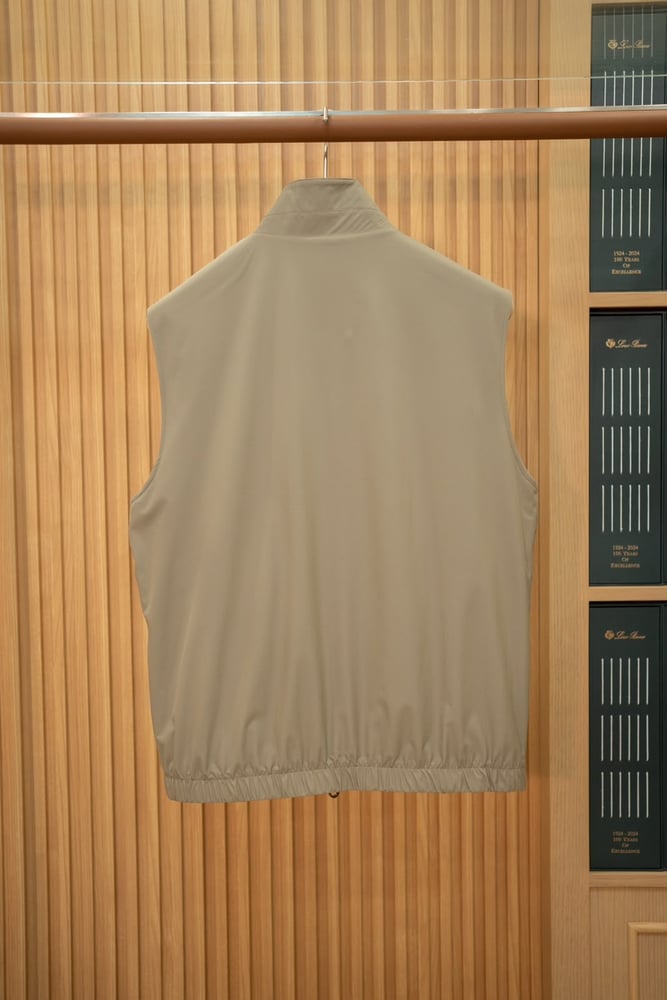 جاكيت "بومبر" الفاخر ثنائي الوجه من لورو بيانا (Loro Piana Reversible Bomber Vest)