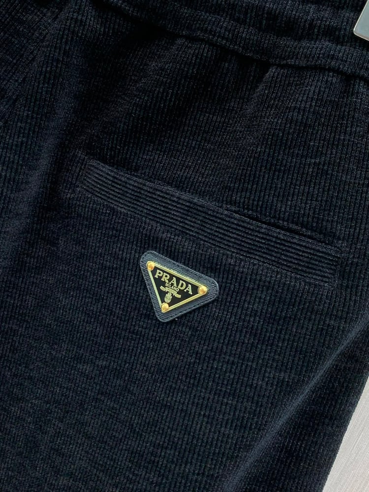 طقم رياضي / جاكيت وبنطلون رجالي فاخر من "برادا" (Prada) باللون الأسود المخملي المضلع (Corduroy)