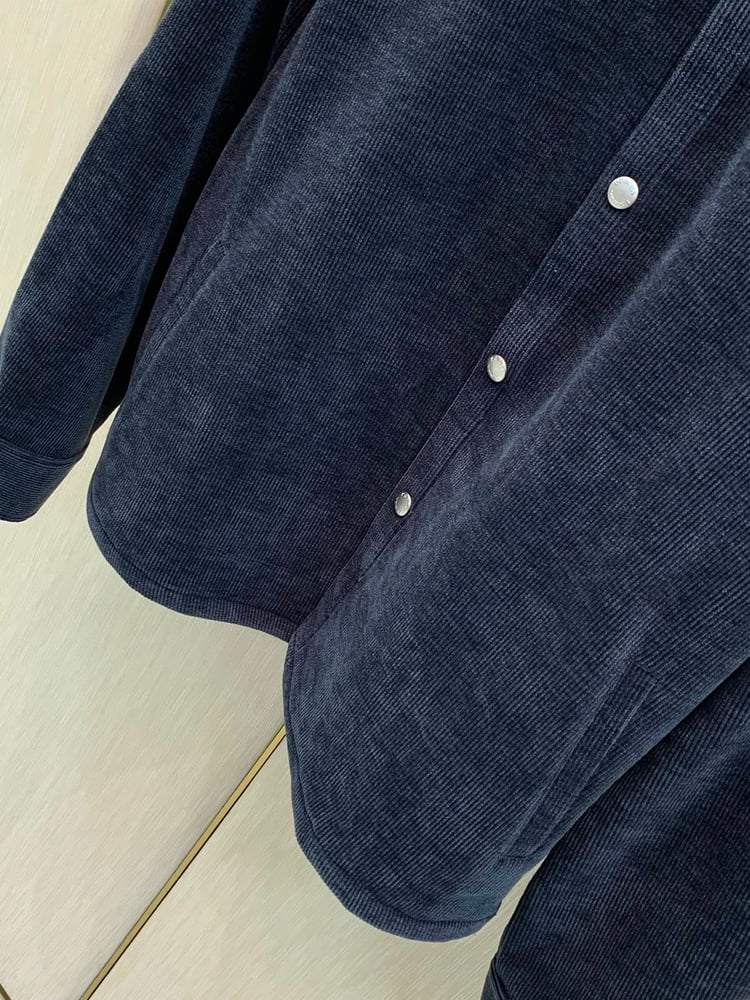 طقم رياضي / جاكيت وبنطلون رجالي فاخر من "برادا" (Prada) بتصميم قماش المخمل المضلع (Corduroy)
