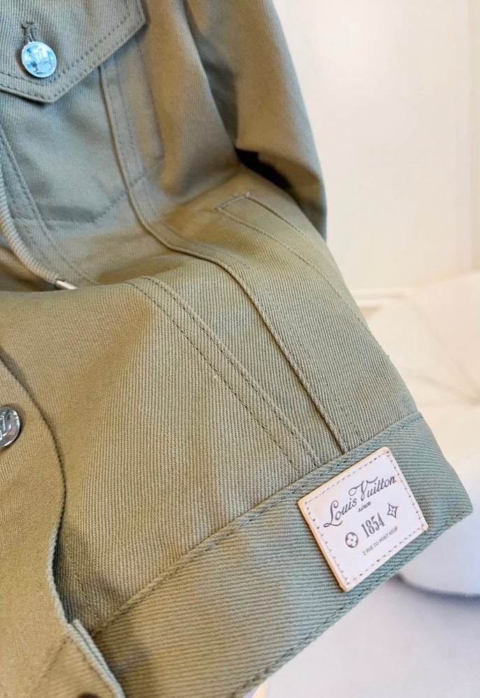 جاكيت لويس فيتون (Louis Vuitton) النسائي الفاخر بقلنسوة