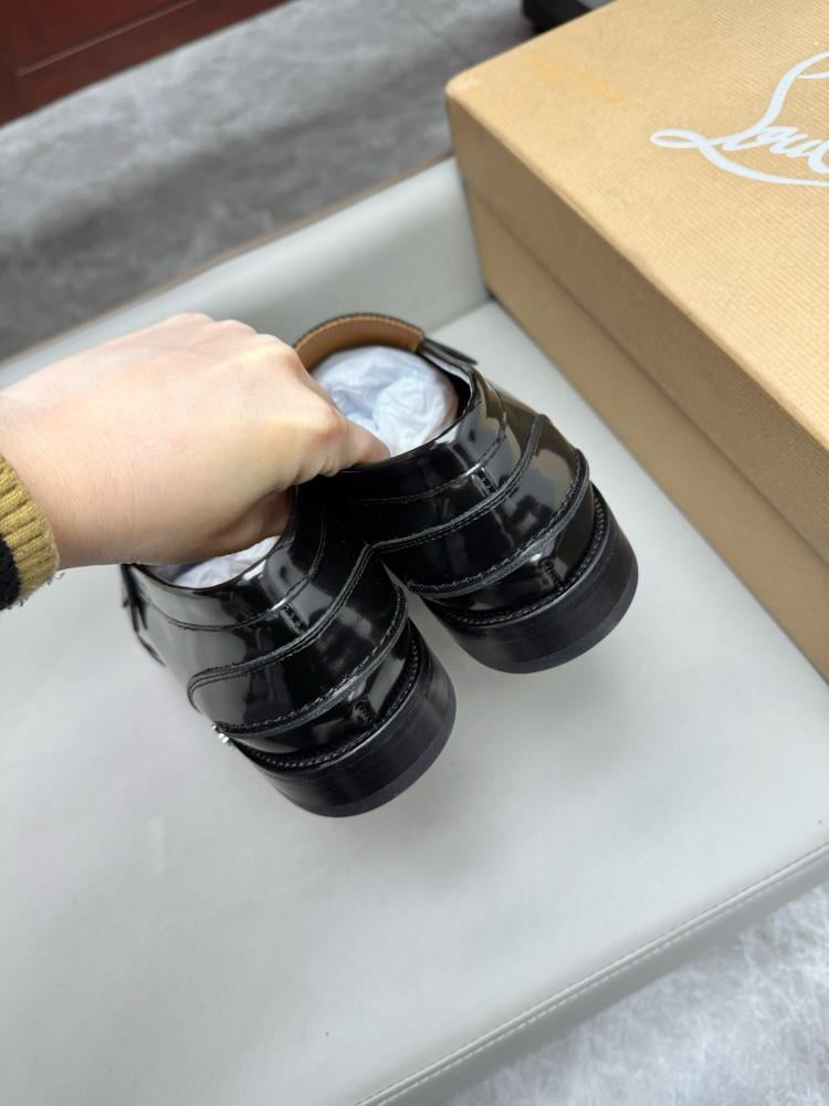 حذاء لوفر (Penny Loafer) رسمي فاخر من كريستيان لوبوتان (Christian Louboutin) من الجلد المصقول باللون الأسود الملكي.