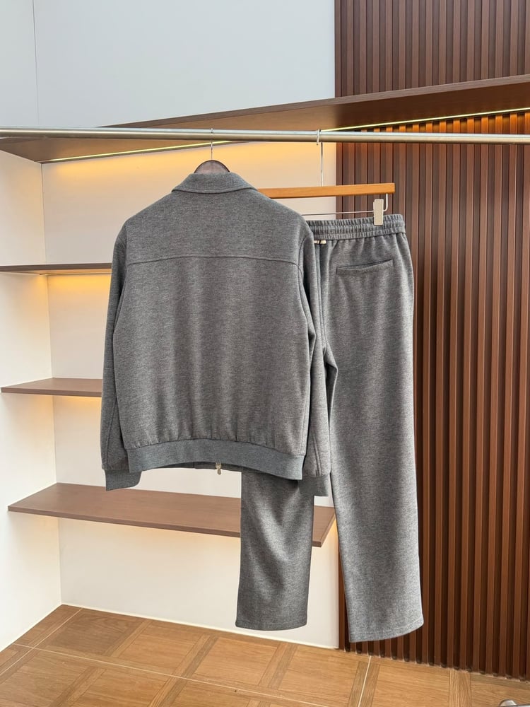 طقم برونيلو كوتشينيلي الرجالي الفاخر بسحاب وتطريز الشعار (Brunello Cucinelli Men's Zip-Up Jacket & Tracksuit Set)