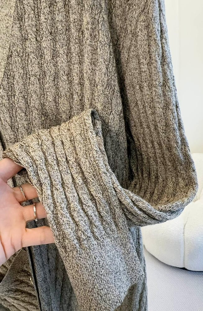 كارديغان "لورو بيانا" المحبوك بضفائر كلاسيكية (Loro Piana Cable-Knit Cardigan)