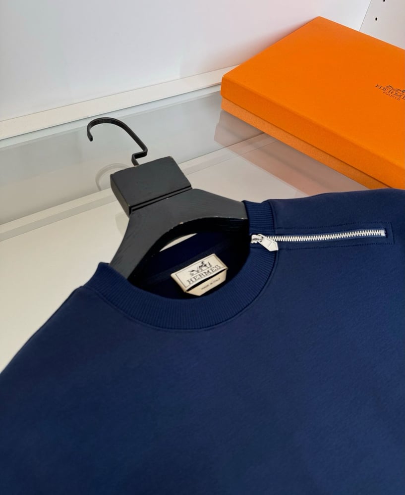 سويت شيرت / بلوفر رجالي فاخر بتفاصيل السحاب الجانبي من "هيرميس" (Hermès)