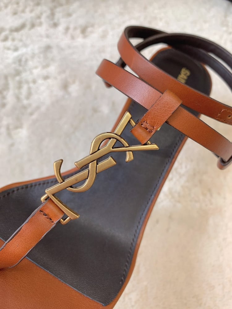 صندل "سان لوران" المزين بشعار YSL (Saint Laurent YSL Logo Thong Sandals)