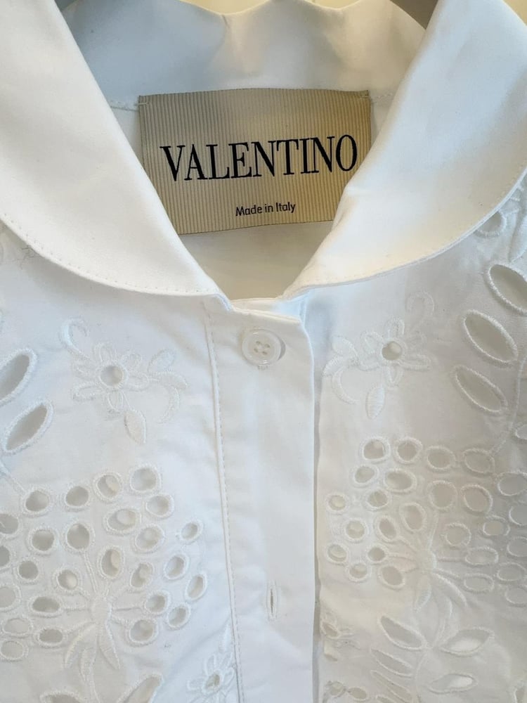 قميص فالنتينو أبيض بتطريز مفرغ (Broderie Anglaise)