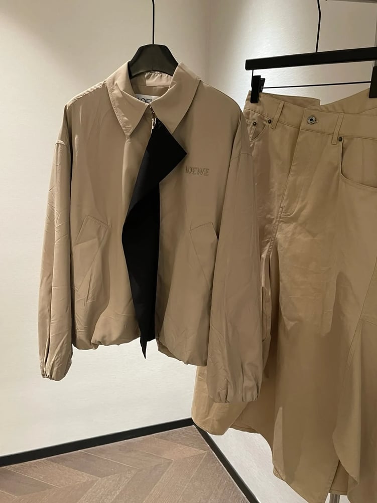 طقم "لويفي" العصري باللون البيج (Loewe Modern Beige Set)
