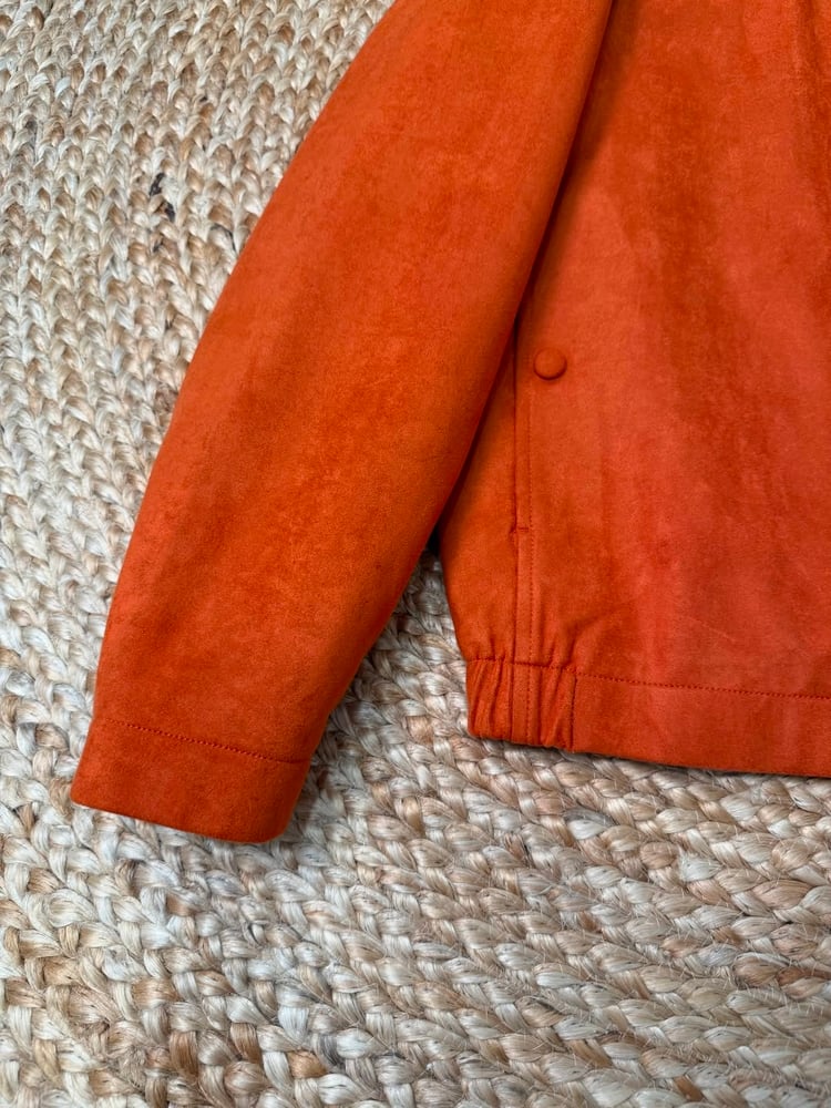 جاكيت جلد / شمواه رجالي فاخر من "برلوتي" (Berluti) باللون البرتقالي الجريء (Suede Jacket)