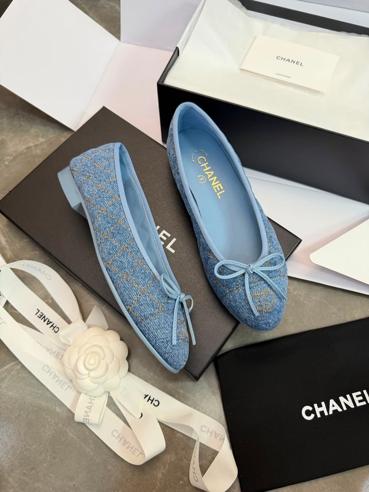 حذاء "شانيل" (Chanel) النسائي الباليرينا المصنوع من الدنيم