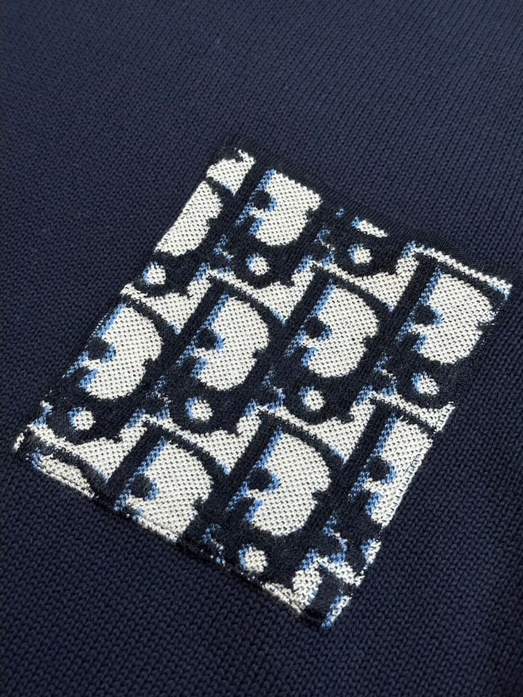 سويت شيرت تريكو رجالي فاخر بتفاصيل أوبليك من كريستيان ديور (Christian Dior)