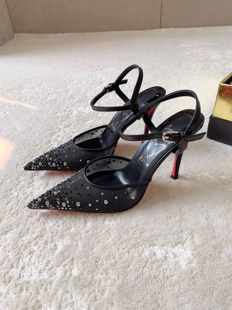 حذاء كريستيان لوبوتان (Christian Louboutin) الكعب العالي المرصع
