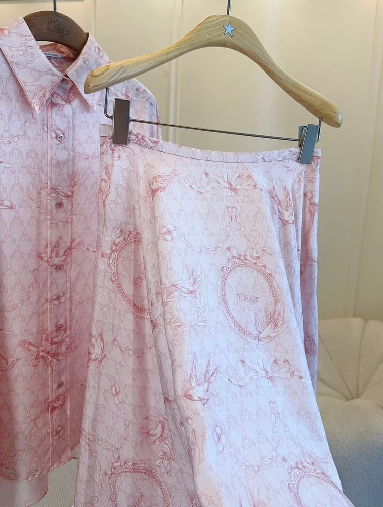 تنورة ديور (Dior) النسائية الطويلة باللون الوردي