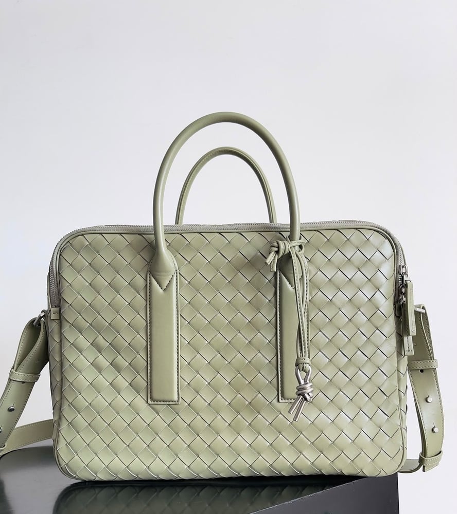 حقيبة يد جلدية فاخرة بتصميم مجدول من بوتيغا فينيتا (Bottega Veneta)