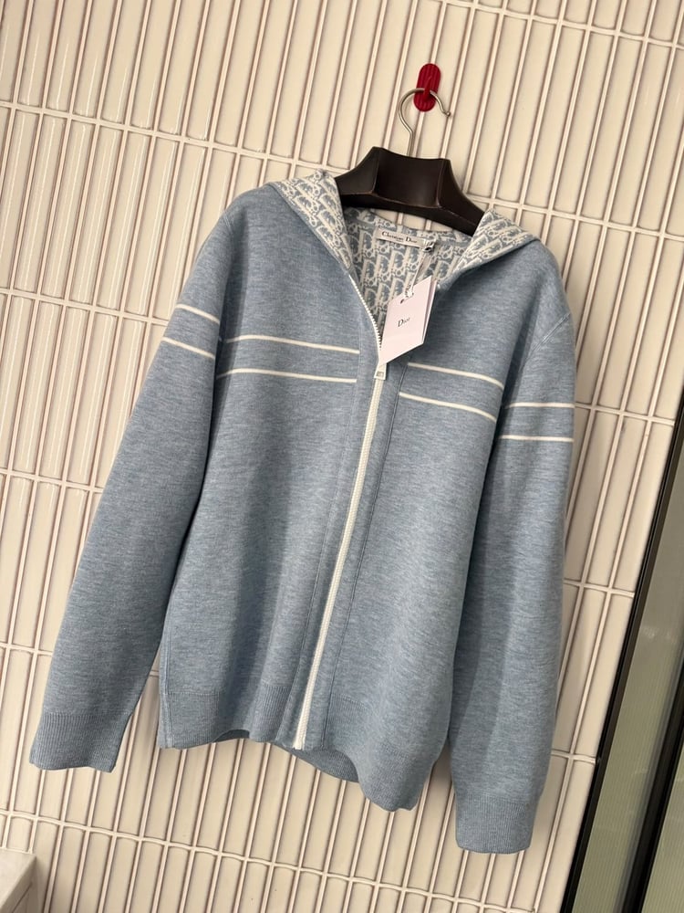 هودي ديور النسائي المعاكس بلونه الأزرق السماوي وتوقيع الدار (Dior Reversible Oblique Cashmere Hoodie - Sky Blue)