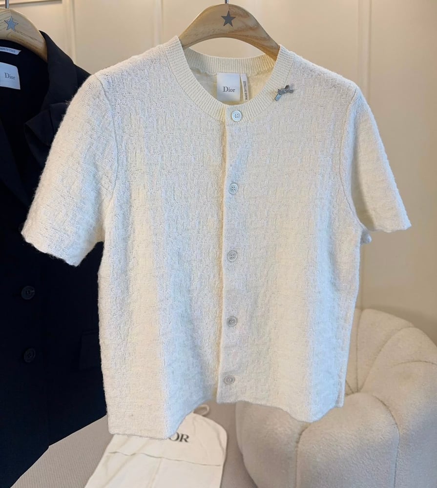 كارديجان "ديور" (Dior) النسائي المحبوك باللون الأبيض المزین بالبروش الأنيق