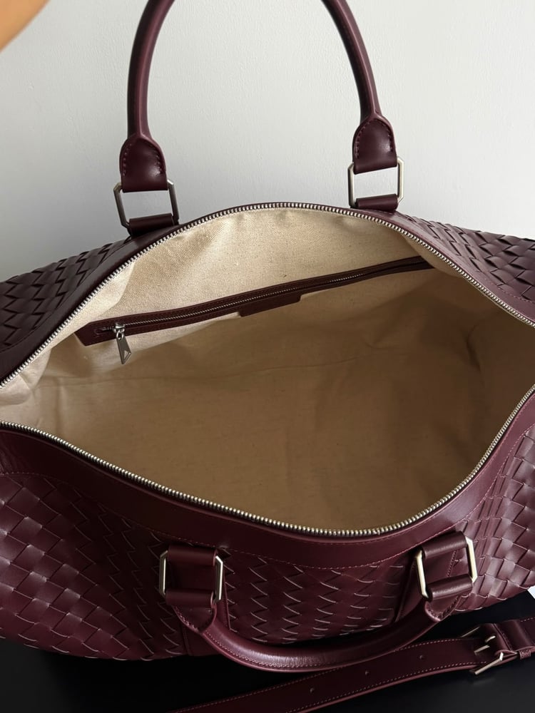 حقيبة سفر جلدية فاخرة بتصميم مجدول من بوتيغا فينيتا (Bottega Veneta)