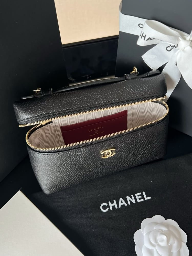حقيبة "شانيل" (Chanel Vanity Case)