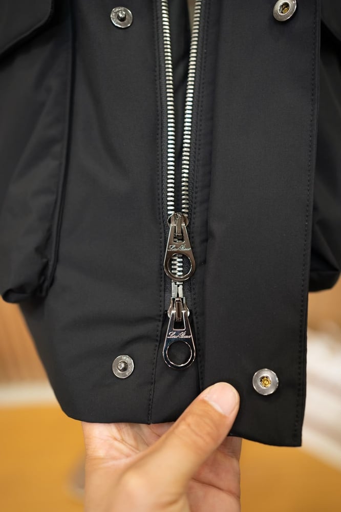 معطف "فوياجر" الفاخر المقاوم للعوامل الجوية من لورو بيانا (Loro Piana Voyager Jacket)