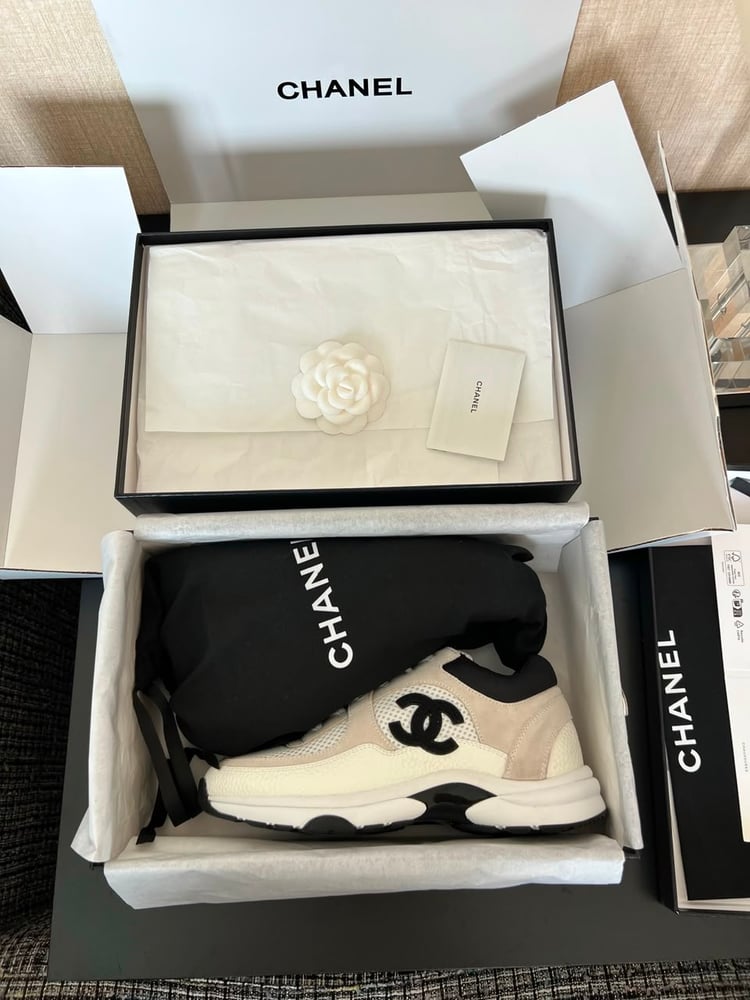 حذاء كوتش شانيل (CHANEL) الرياضي الفاخر باللونين الكريمي والأسود