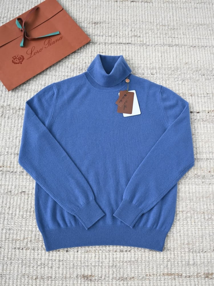سويتر لورو بيانا الكشمير الفاخر بياقة عالية (Loro Piana Cashmere Turtleneck Sweater)
