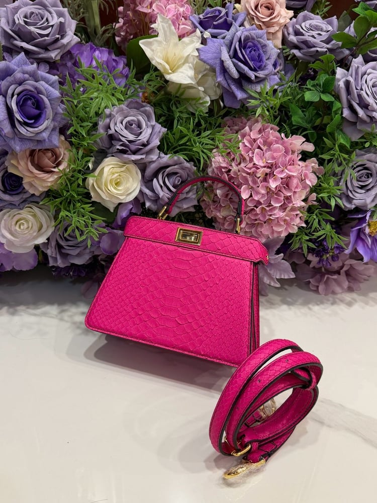 حقيبة بيكابو ميني الفاخرة بنقشة جلد الثعبان بلون فوشيا صارخ من فندي (Fendi) ٢٠سم