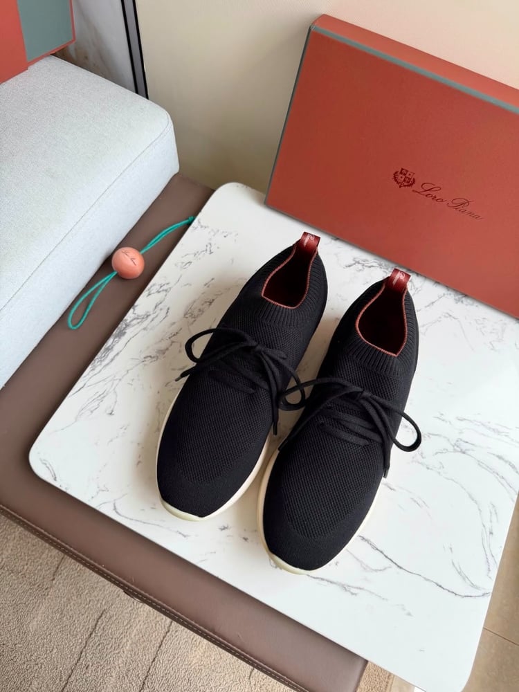 حذاء "لورو بيانا" (Loro Piana) الرياضي الفاخر
