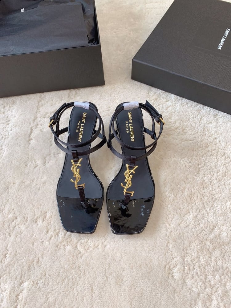 صندل "سان لوران" المزين بشعار YSL (Saint Laurent YSL Logo Thong Sandals)