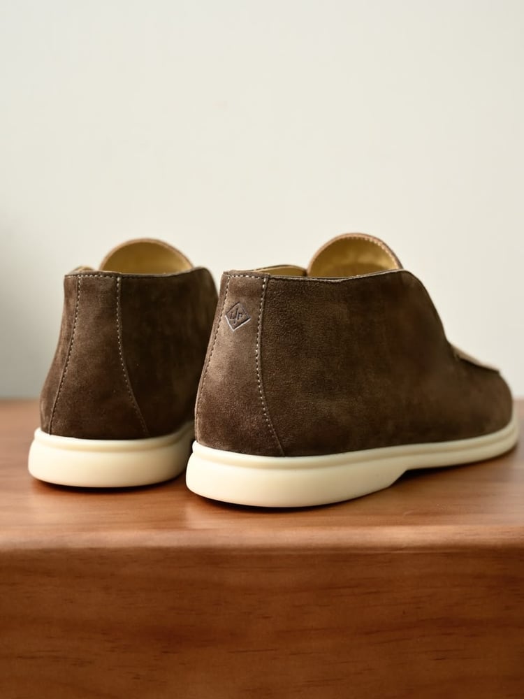 حذاء لورو بيانا الرجالي الشمواه الأيقوني (Loro Piana Open Walk Suede Shoes)