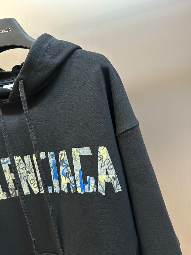 هودي بالنسياغا المطبوع بشعار الجرافيتي (Balenciaga Graffiti Logo Hoodie)