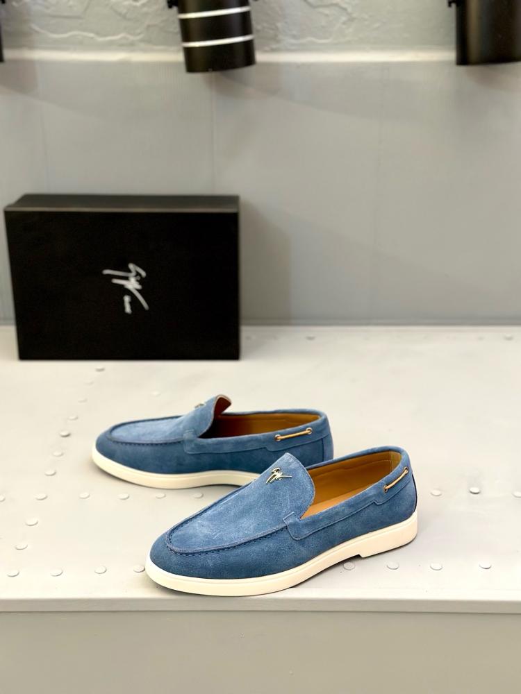 حذاء لوفر (Loafers) كاجوال فاخر من جوزيبي زانوتي (Giuseppe Zanotti) من جلد السويد باللون الأزرق الدنيم.