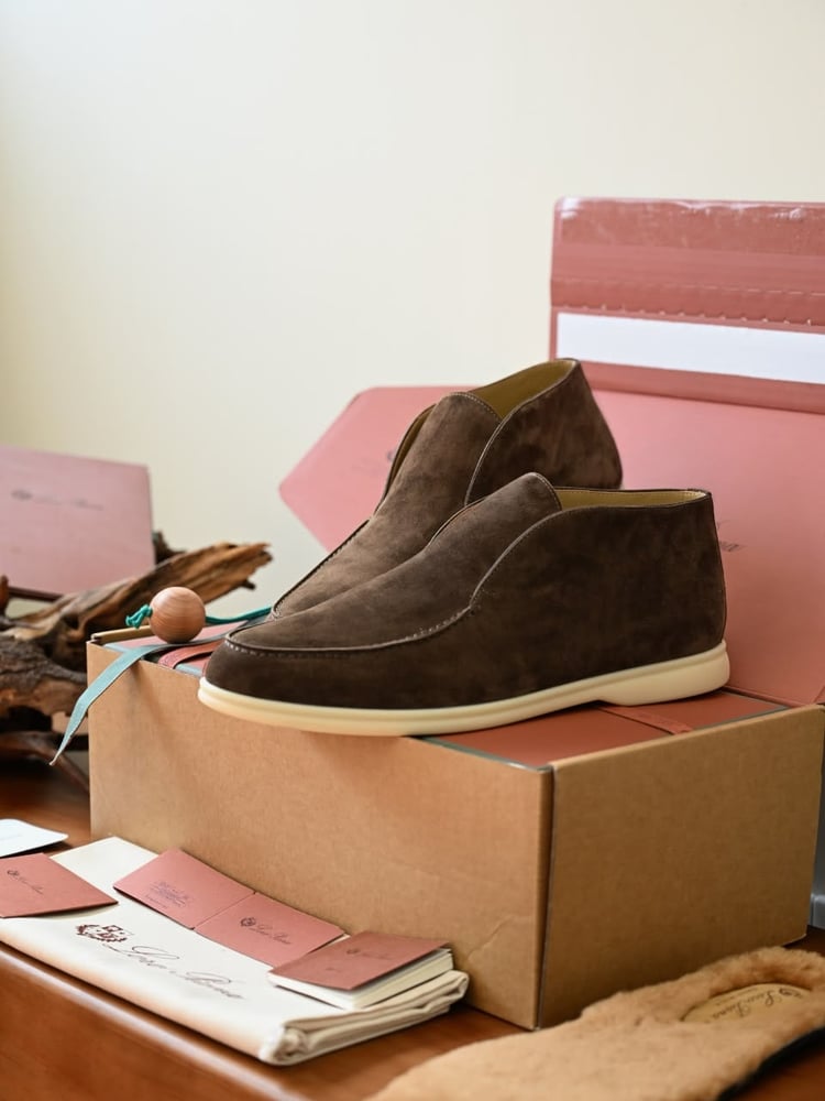 حذاء لورو بيانا الرجالي الشمواه الأيقوني (Loro Piana Open Walk Suede Shoes)