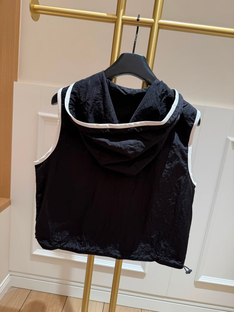 طقم "شانيل" (Chanel) الرياضي الفاخر