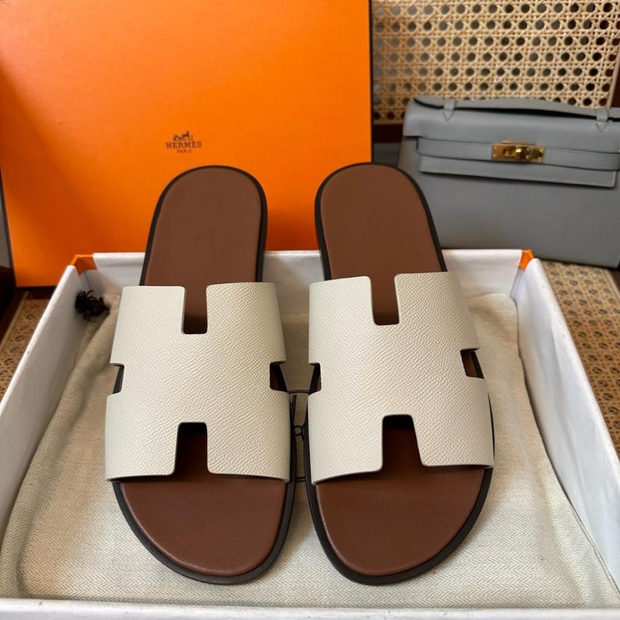 نعال إيزمير (Izmir) الصيفي الفاخر من هرمز (Hermès) من الجلد الطبيعي المحبب باللونين العاجي والبني الهافان.