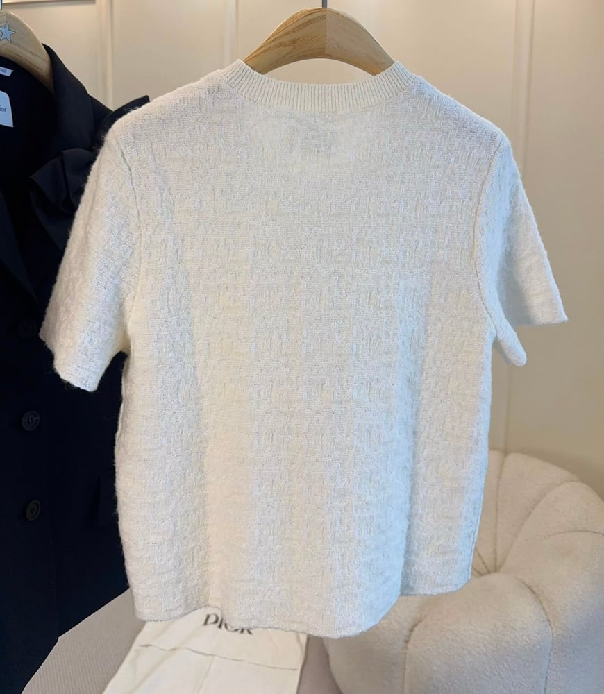 كارديجان "ديور" (Dior) النسائي المحبوك باللون الأبيض المزین بالبروش الأنيق