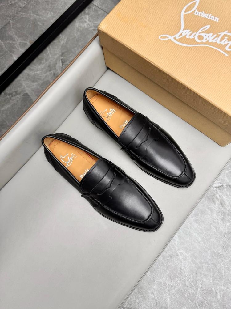 حذاء لوفر (Penny Loafer) رسمي فاخر من كريستيان لوبوتان (Christian Louboutin) من الجلد الطبيعي باللون الأسود الملكي.