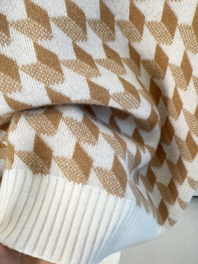 بلوزة ديور النسائية المحبوكة بنقشة هندسية وفيونكة أنيقة (Dior Geometric Pattern Knit Top with Bow)