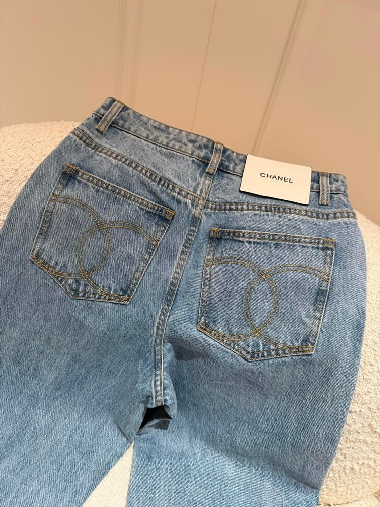 بنطلون جينز نسائي فاخر من "شانيل" (Chanel) باللون الأزرق الكلاسيكي الفاتح (Light Blue Wash)