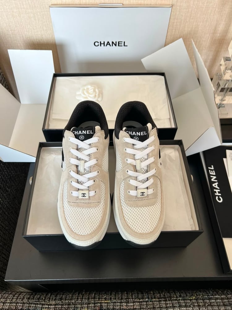 حذاء كوتش شانيل (CHANEL) الرياضي الفاخر باللونين الكريمي والأسود