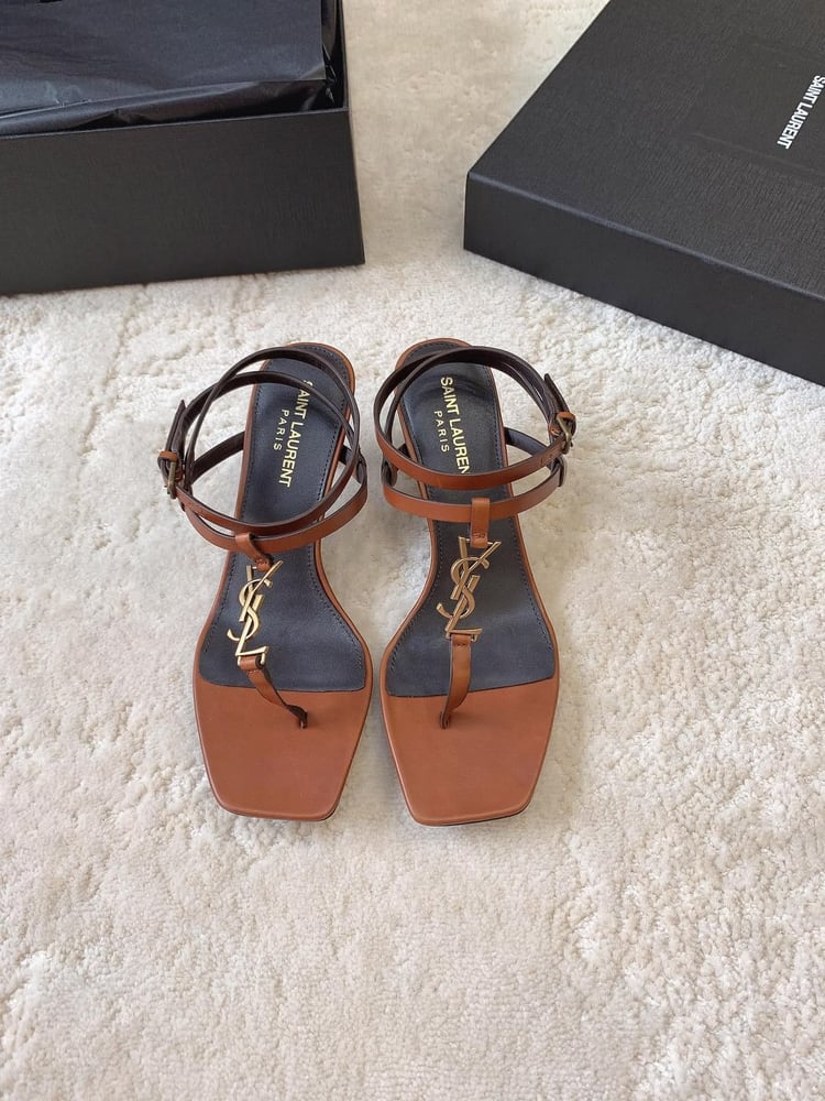 صندل "سان لوران" المزين بشعار YSL (Saint Laurent YSL Logo Thong Sandals)