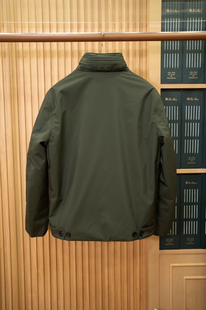 معطف "فوياجر" الفاخر المقاوم للعوامل الجوية من لورو بيانا (Loro Piana Voyager Jacket)