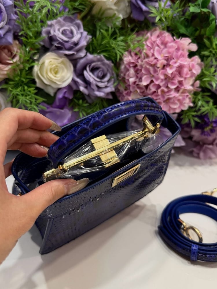 حقيبة بيكابو ميني الفاخرة بنقشة جلد الثعبان بلون أزرق نيلي من فندي (Fendi) ٢٠سم