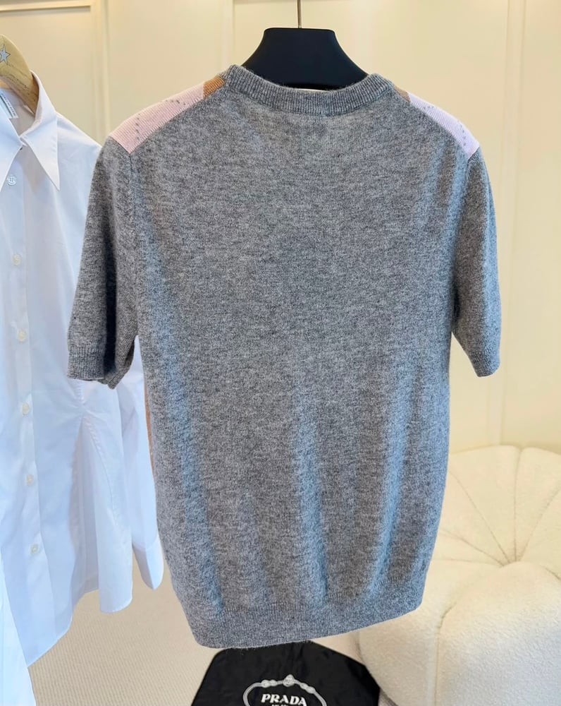 بلوزة برادا (Prada) النسائية المحبوكة بنقشة المعينات (Argyle)