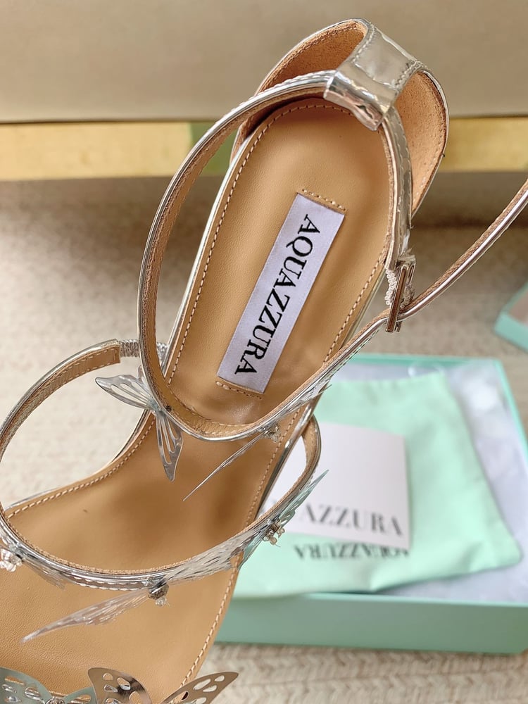 صندل سهرة بكعب عالٍ ومزدان بفتنات الفراشات المعدنية من (Aquazzura)