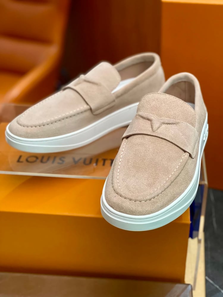 حذاء "لويس فيتون" (Louis Vuitton) الفاخر