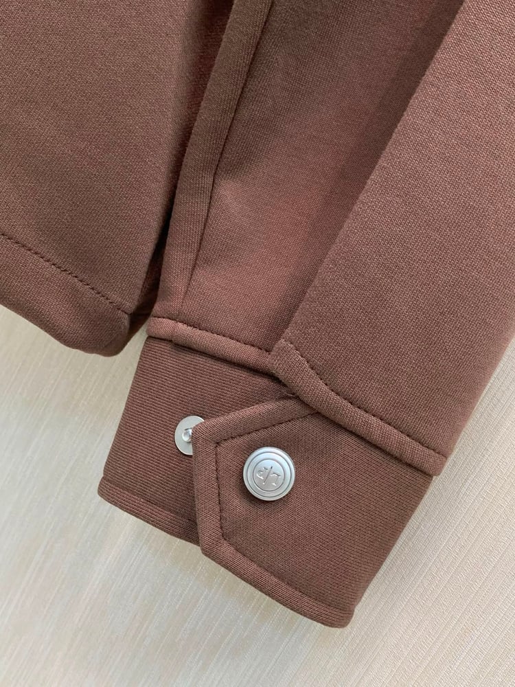 طقم رياضي / جاكيت وبنطلون رجالي فاخر من "لورو بيانا" (Loro Piana) باللون البني